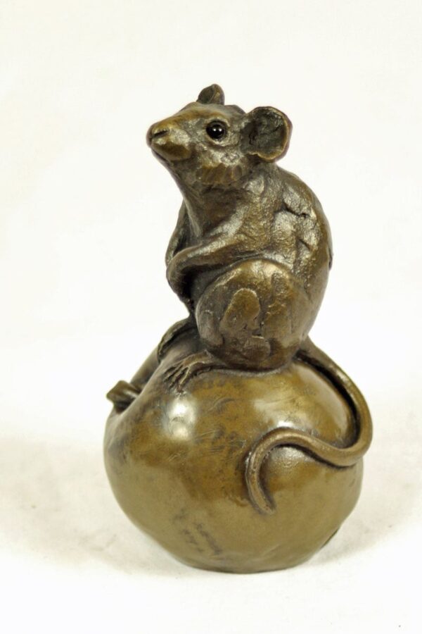 bronze resin Mouse on apple, large - MOU-004