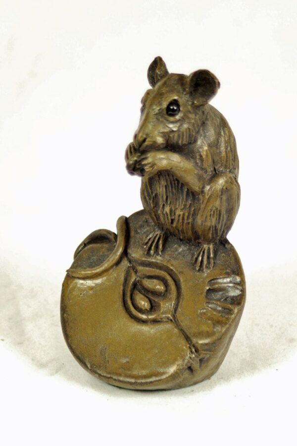 bronze resin Mouse on half an apple - MOU-002