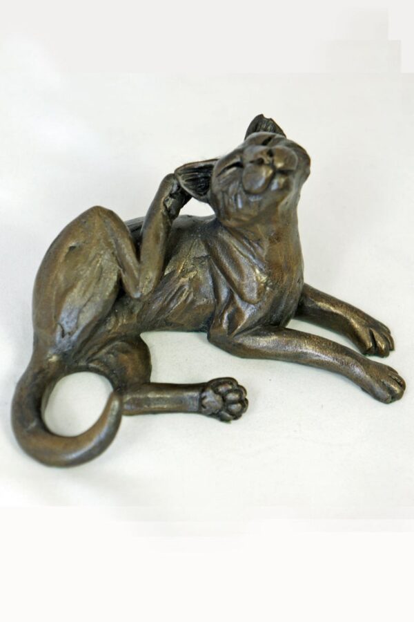 bronze resin Cat lying scratching