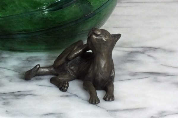 bronze resin Cat Lying Scratching